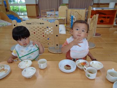 給食を食べる子ども