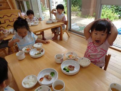 給食を食べる子ども