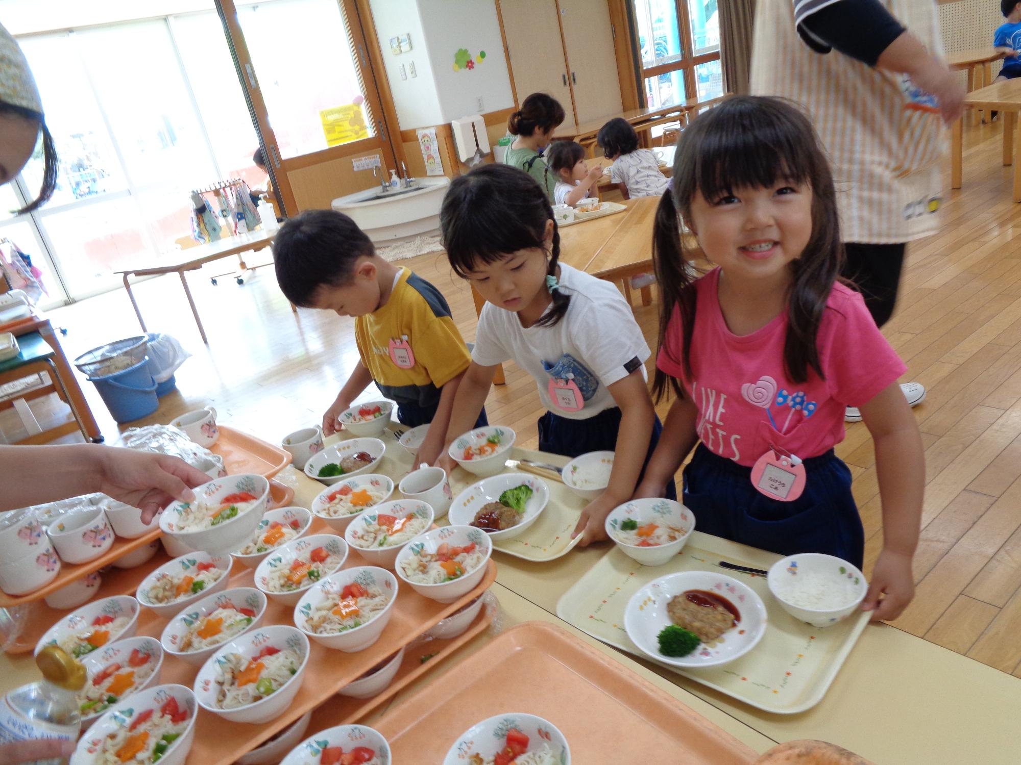 給食を食べる子ども