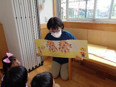 絵本を見る子ども