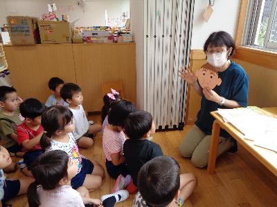手洗いの仕方を聞く子ども