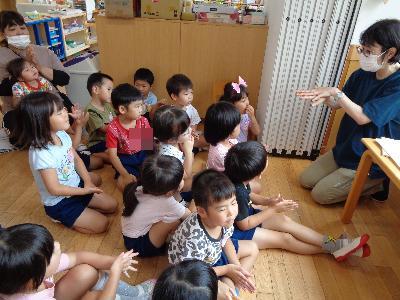 手洗いをする子ども