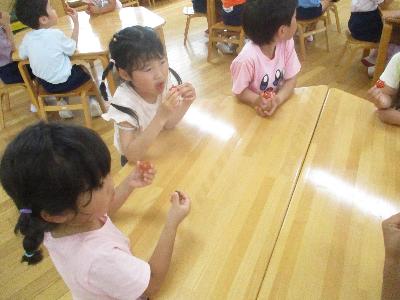 トマトを食べる子ども