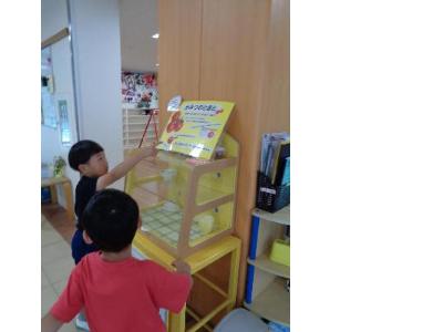トマトの掲示を見る子ども
