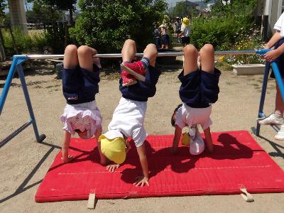 鉄棒で遊んでいる様子