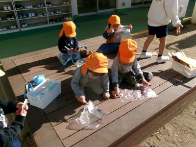 凧に絵を描く子どもたち