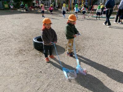 凧が風を受けるのを待っている子ども