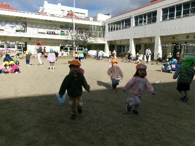 走って凧をあげようとする子ども