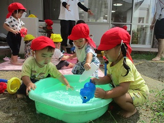 たらいで水あそび
