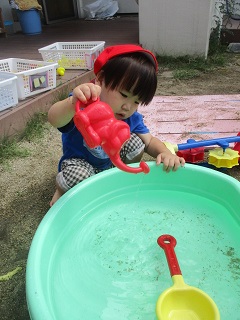 たらいで水あそび