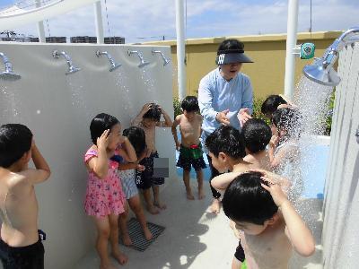 シャワーをする子