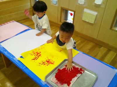 2024080歳児絵具遊び