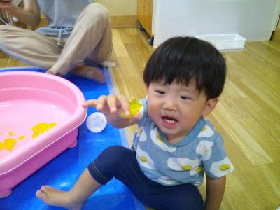 2024080歳児寒天遊び