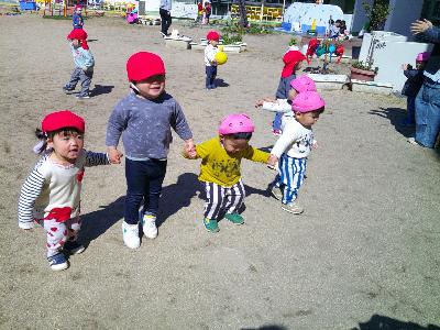 手を繋いでダンス