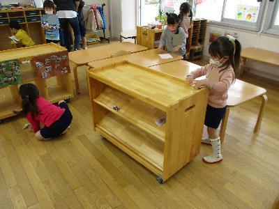 お掃除をする子ども