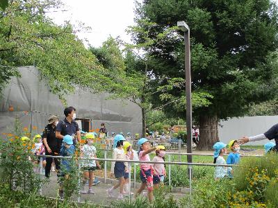 歩いて公園まで