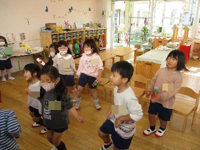 マラカスをふる子ども3
