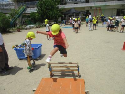 重ねたエス棒を跳び越えている様子