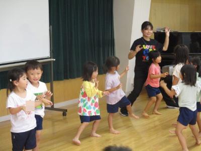 ダンゴムシの体操をする子ども達
