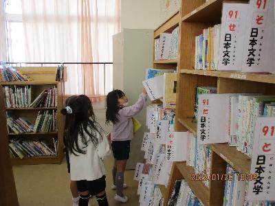 絵本を選んでいるところ