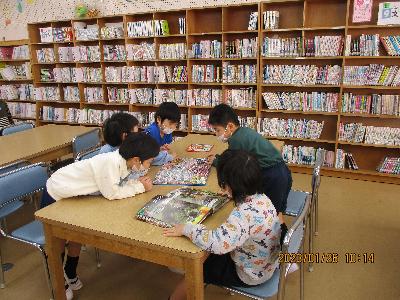 絵本を読むみんな