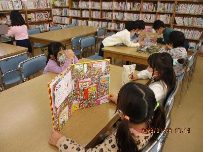 ウォーリーをさがせを読んでいます。