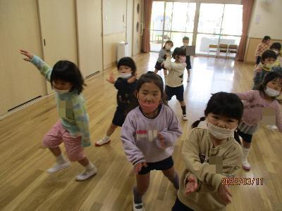ダンスする子どもたち