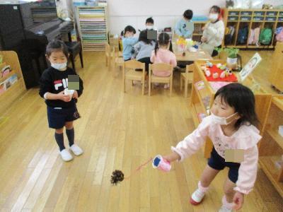 けん玉で遊ぶ子