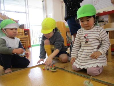 コマ回しする5歳、乳児
