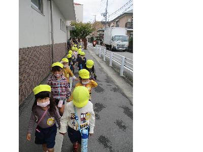 並んで歩く