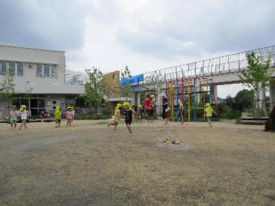 スプリンクラーに向かって走る子どもたち