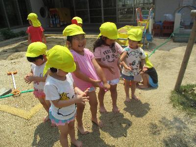 ホースの水を浴びる子どもたち