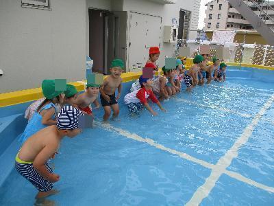 大きなプールにドキドキの子どもたち