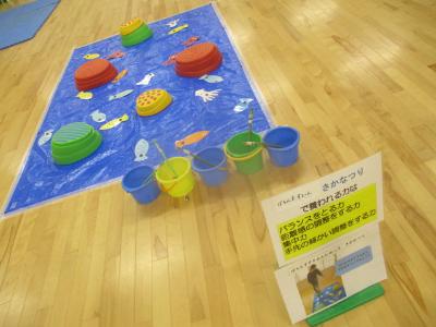 バランスストーンに乗って魚釣りをする
