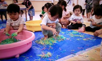 手で掴んだ春雨を足にかけています。