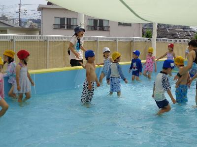 4歳児と5歳児は大きなプールに入ります