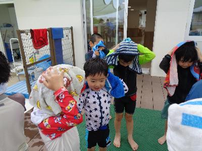 タオルで頭や体をしっかりと拭きます