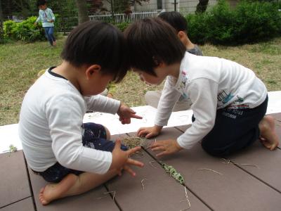 隙間につめて