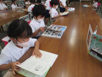 集中して読んでいます。