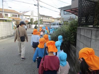 車道側を5歳児が歩きます。