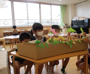 虫のペープサートで遊ぶ