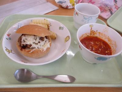 今日の給食はハンバーガー！