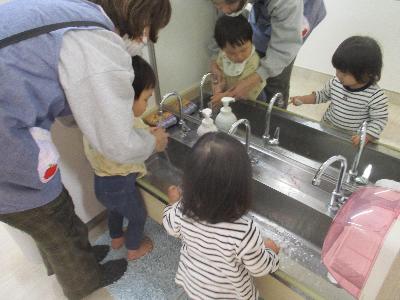 保育者と一緒にゴシゴシ
