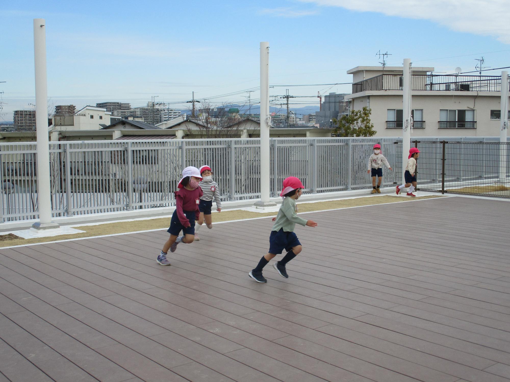 おにごっこをして遊ぶ