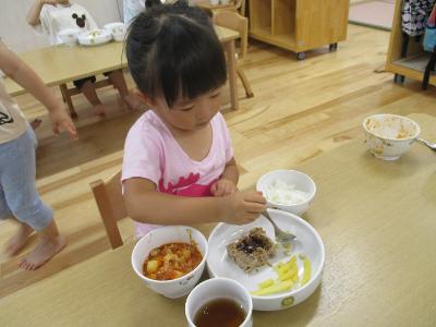 トウモロコシを食べる