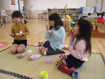伝統的な和菓子をいただく中で、自然と正座で座る様子も。