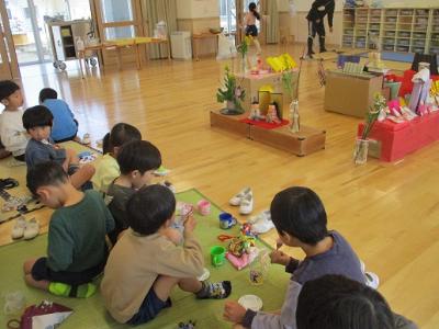 春の花、手作りの雛飾りを見ながらいただきます。