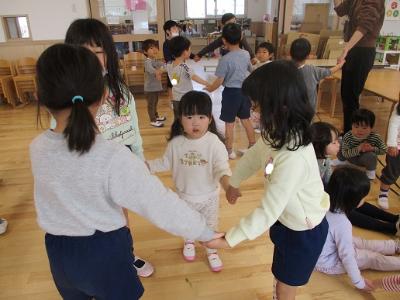 手をつないでふれあい遊び！