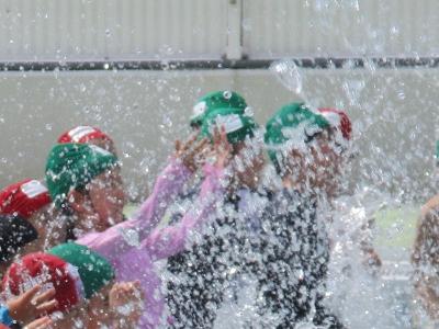 小学校プール水の掛け合い
