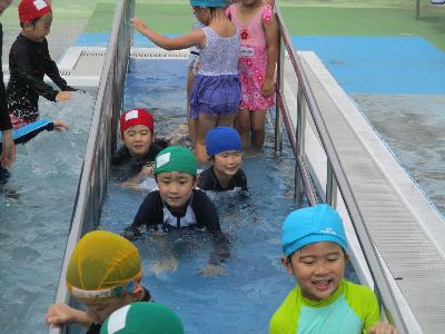 小学校プールスロープワニ歩き